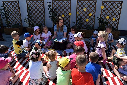 zajęcia z dziećmi w letniej czytelni 